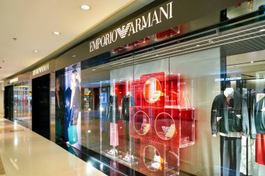 Hong Kong, Çin - Ocak 2019: Elements alışveriş merkezindeki Emporio Armani mağazasının vitrini