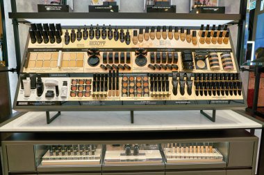 Hong Kong, Çin - Ocak 2019: Elements alışveriş merkezindeki Bobbi Brown mağazasında kozmetik ürünler sergileniyor.