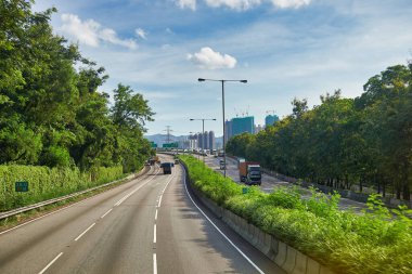 Hong Kong, Çin - 18 Haziran 2015: Gündüz vakti Hong Kong 'da çift katlı bir otobüsün ikinci masasından görüntülendi. 