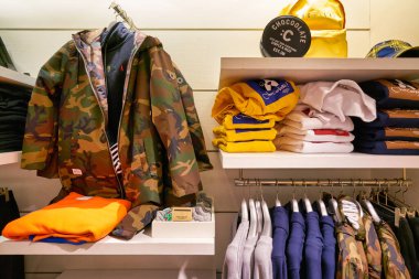 Hong Kong, Çin - Ocak 2019: New Town Plaza 'daki Chocoolate mağazasında giysiler sergileniyor. New Town Plaza, Hong Kong 'un Sha Tin şehrinde bir alışveriş merkezidir..