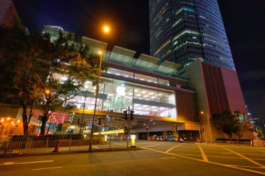 Hong Kong, Çin - Ocak 2019: Geceleri Hong Kong caddesi manzarası.