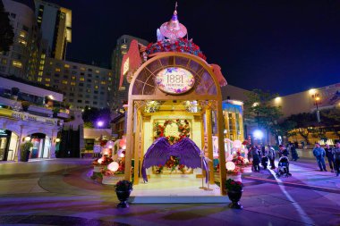 Hong Kong, Çin - Ocak 2019: dekorasyonlar 1881 'de Hong Kong' da gece vakti görüldü.