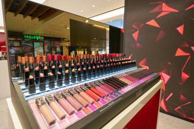 Hong Kong, Çin - Ocak 2019: New Town Plaza alışveriş merkezindeki Nars mağazasında ruj sergileniyor.