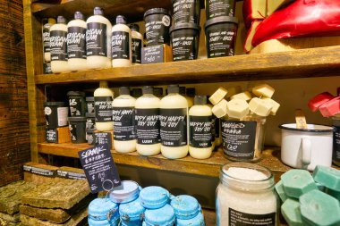 Hong Kong, Çin - Ocak 2019: Hong Kong 'daki New Town Plaza alışveriş merkezindeki Lush mağazasında kozmetik ürünleri sergileniyor.