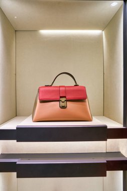 Hong Kong, Çin - Ocak 2019: Element alışveriş merkezindeki Bottega Veneta mağazasında sergilenen bir çanta. Bottega Veneta, İtalyan lüks ürünleri ve moda markası..