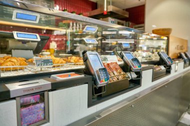 Hong Kong, Çin - Ocak 2019: Pret a Manger 'da ödeme terminali görüldü. Pret a Manger, Birleşik Krallık merkezli uluslararası bir sandviç dükkanı zinciri..