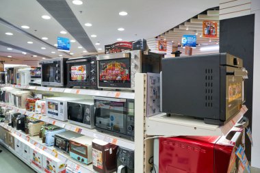 Hong Kong, Çin - Ocak 2019: Elements alışveriş merkezindeki Kale mağazasında mikrodalgalar sergileniyor.