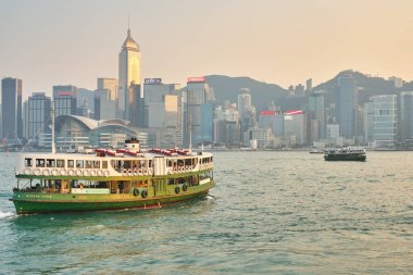 Hong Kong, Çin - Ocak 2019: Victoria Limanı 'ndan geçen bir Star Ferry. Star Ferry, Hong Kong 'da bir yolcu feribot operatörü ve turistik merkezdir..