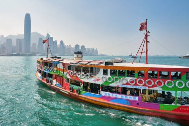 Hong Kong, Çin - 2019 yılı Ocak ayı: Asya 'nın Dünya Liman Ahırında Victoria Limanı' ndan geçen bir Star Feribot. Star Ferry, Hong Kong 'da bir yolcu feribot operatörü ve turistik merkezdir..