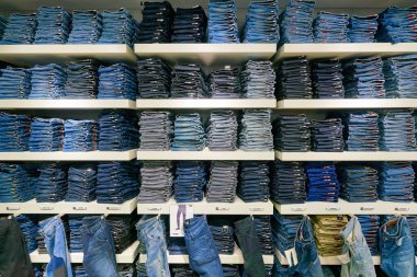 Hong Kong, Çin - 23 Ocak 2019: New Town Plaza 'daki G-Star Raw mağazasında kot pantolon sergileniyor. New Town Plaza, Hong Kong 'un Sha Tin şehrinde bir alışveriş merkezidir..