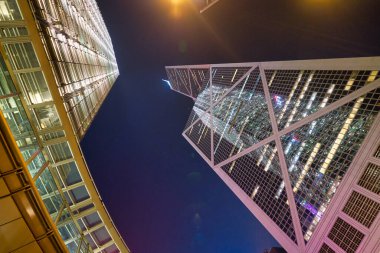 Hong Kong, Çin - Ocak 2019: Hong Kong 'daki gökdelenlerin alçak açılı görüntüsü.
