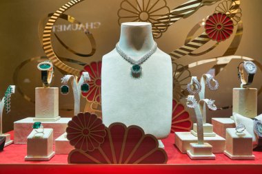Hong Kong, Çin - Ocak 2019: Elements alışveriş merkezindeki Chopard mağazasında kuyumcular sergileniyor.