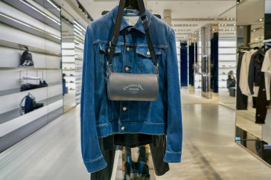 Singapur - Nisan 2019: Mallar Marina Körfezi Sands 'deki The Shoppes mağazasında sergileniyor.