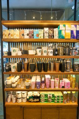 Singapur - Nisan 2019: Mallar Singapur 'daki Starbucks Kahve' de sergileniyor.