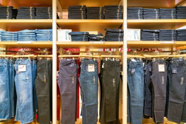 Hong Kong, Çin - 23 Ocak 2019: New Town Plaza 'daki Gap mağazasında giysiler sergileniyor. New Town Plaza, Hong Kong 'un Sha Tin şehrinde bir alışveriş merkezidir..