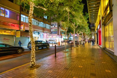 Hong Kong, Çin - Ocak 2019: Geceleri Hong Kong caddesi manzarası.
