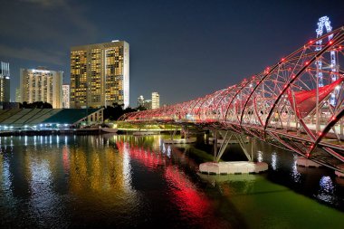 Singapur - Nisan 2019: Gece Helix Köprüsü manzarası. Helix Köprüsü, Marina ile Güney 'i Singapur' daki Marina Körfezi bölgesine bağlayan yaya köprüsü..