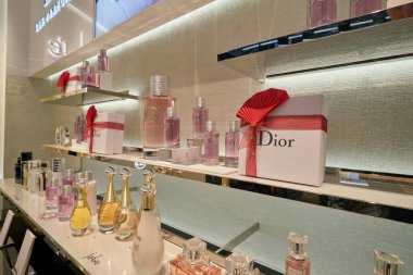 Hong Kong, Çin - Ocak 2019: New Town Plaza alışveriş merkezindeki Christian Dior mağazasında parfümler sergileniyor.