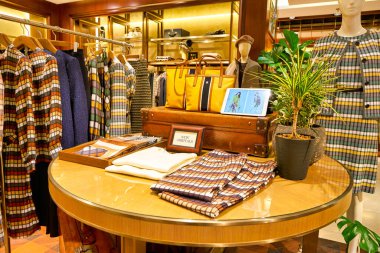 Hong Kong, Çin - Ocak 2019: Elements alışveriş merkezindeki Daks mağazasının içi. Daks, 1894 yılında Simeon Simpson tarafından kurulan lüks bir İngiliz moda evi..