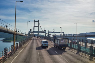 Hong Kong, Çin - 18 Haziran 2015: Gündüz vakti Hong Kong 'da çift katlı bir otobüsün ikinci masasından Tsing Ma Köprüsü manzarası. Tsing Ma Köprüsü Lantau bağlantısının en önemli unsurudur.