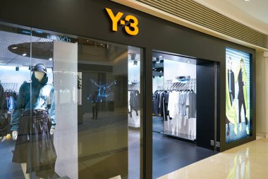 Hong Kong, Çin - Ocak 2019: Elements alışveriş merkezindeki Y-3 mağazasının önü