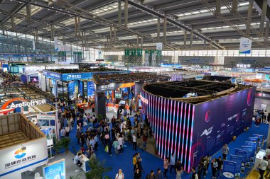 Shenzhen, Çin - Kasım 2019: Sergi standlarının ve Çin Hi-Tech Fuarı 2019 'daki insanların Shenzhen Kongre ve Sergi Merkezi' nin üst görüntüsü.