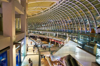 Singapur - Nisan 2019: The Shoppes at Marina Bay Sands 'in iç çekimi
