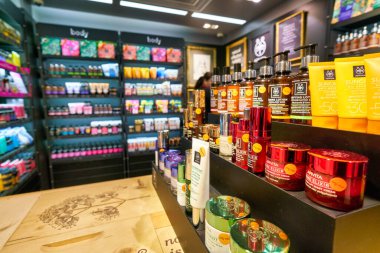 Hong Kong, Çin - Ocak 2019: Hong Kong 'daki New Town Plaza' daki Apivita mağazasının iç çekimi.