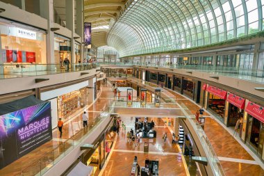 Singapur - Nisan 2019: The Shoppes at Marina Bay Sands 'in iç çekimi.