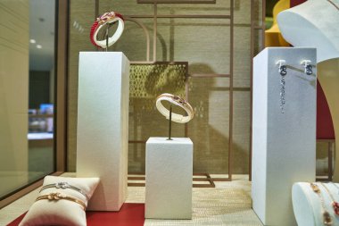 Hong Kong, Çin - Ocak 2019: Elements alışveriş merkezindeki Fred mağazasında sergilenen mallar.