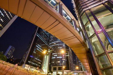 Hong Kong, Çin - Ocak 2019: Hong Kong 'daki gökdelenlerin alçak açılı görüntüsü.