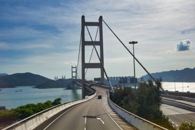 Hong Kong, Çin - 18 Haziran 2015: Gündüz vakti Hong Kong 'da çift katlı bir otobüsün ikinci masasından Tsing Ma Köprüsü manzarası. Tsing Ma Köprüsü Lantau bağlantısının en önemli unsurudur.