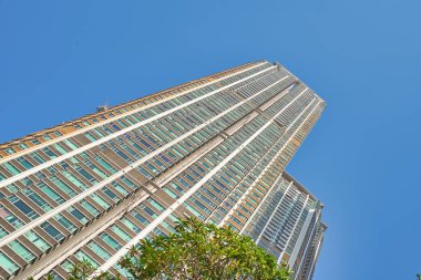 Hong Kong, Çin - Ocak 2019: Hong Kong 'daki bir binanın alçak açılı görüntüsü.