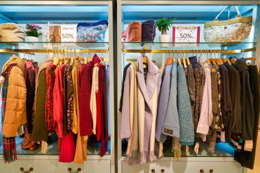 Hong Kong, Çin - 23 Ocak 2019: New Town Plaza 'daki Belle Boudoir mağazasında giysiler sergileniyor. New Town Plaza, Hong Kong 'un Sha Tin şehrinde bir alışveriş merkezidir..