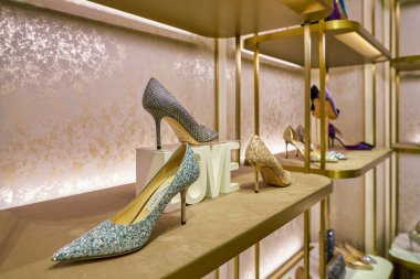 Singapur - Nisan 2019: Mallar Marina Körfezi Sands 'deki Jimmy Choo mağazasında sergileniyor.
