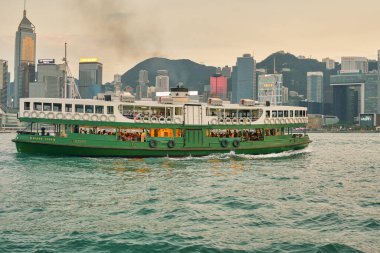Hong Kong, Çin - Ocak 2019: Victoria Limanı 'ndan geçen bir Star Ferry. Star Ferry, Hong Kong 'da bir yolcu feribot operatörü ve turistik merkezdir..