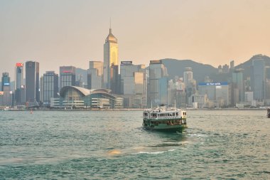 Hong Kong, Çin - Ocak 2019: Victoria Limanı 'ndan geçen bir Star Ferry. Star Ferry, Hong Kong 'da bir yolcu feribot operatörü ve turistik merkezdir..