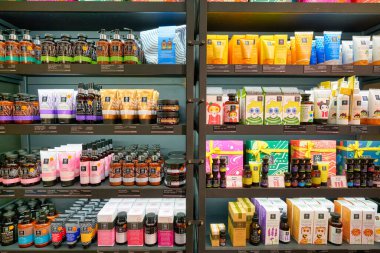 Hong Kong, Çin - Ocak 2019: Hong Kong 'da New Town Plaza' daki Apivita mağazasında kişisel bakım ürünleri sergileniyor.