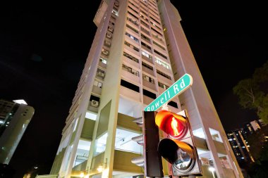 Singapur - Nisan 2019: Geceleri Singapur 'daki bir binanın manzarası.