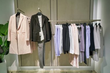 Hong Kong, Çin - 23 Ocak 2019: New Town Plaza 'daki G2000 mağazasında giysiler sergileniyor. New Town Plaza, Hong Kong 'un Sha Tin şehrinde bir alışveriş merkezidir..