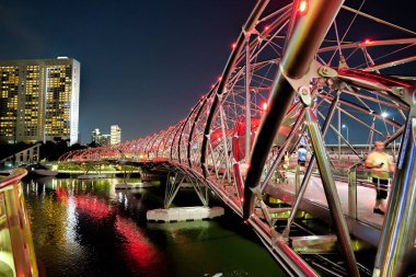 Singapur - Nisan 2019: Gece Helix Köprüsü manzarası. Helix Köprüsü, Marina ile Güney 'i Singapur' daki Marina Körfezi bölgesine bağlayan yaya köprüsü..