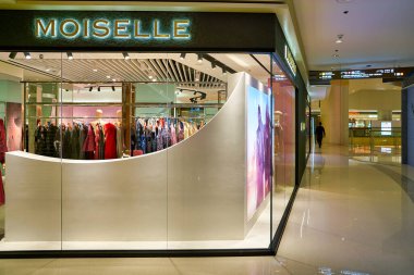 Hong Kong, Çin - Ocak 2019: Elements alışveriş merkezindeki Moiselle mağazasının vitrini