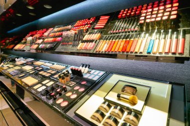 Hong Kong, Çin - Ocak 2019: New Town Plaza alışveriş merkezindeki Chanel mağazasında makyaj ürünleri sergileniyor