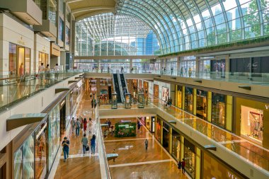Singapur - Nisan 2019: The Shoppes at Marina Bay Sands 'in iç çekimi.