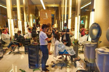 Bangkok, Tayland - Haziran 2015: Bangkok 'ta bir berber dükkanındaki insanlar.