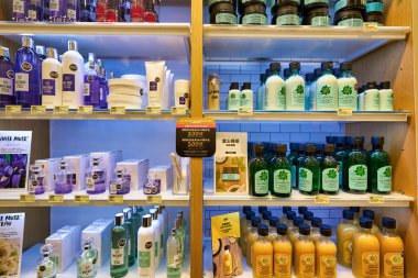 Hong Kong, Çin - Ocak 2019: Hong Kong 'daki The Body Shop mağazasında kişisel bakım ürünleri sergileniyor. Body Shop bir kozmetik, cilt bakımı ve parfüm şirketi..