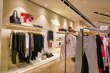 Hong Kong, Çin - Ocak 2019: Hong Kong 'daki ifc alışveriş merkezinde Agnes B mağazasının iç çekimi.