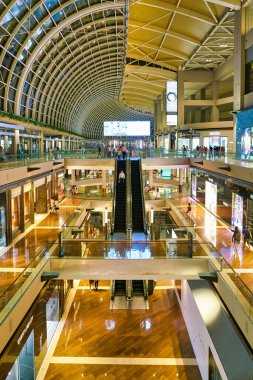 Singapur - Nisan 2019: The Shoppes at Marina Bay Sands 'in iç çekimi.