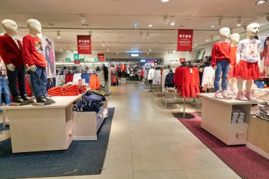Hong Kong, Çin - 23 Ocak 2019: Kıyafetler New Town Plaza 'daki H & M mağazasında sergileniyor. New Town Plaza, Hong Kong 'un Sha Tin şehrinde bir alışveriş merkezidir..