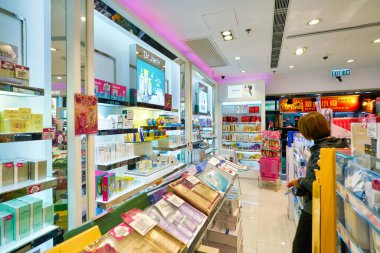 Hong Kong, Çin - Ocak 2019: Hong Kong 'da bir Sa Sa mağazasının iç çekimi. Sa Sa Hong Kong merkezli bir mağaza zinciri. Kozmetik, kişisel bakım, cilt bakımı ve bebek bakımı ürünleri satıyor..